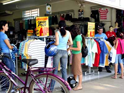Lojas não podem expor mercadorias na calçada que devem ficar livres para pedestres -