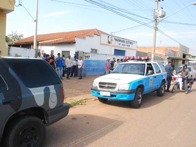 A Polícia Militar acompanha o movimento pacífico dos funcionários -
