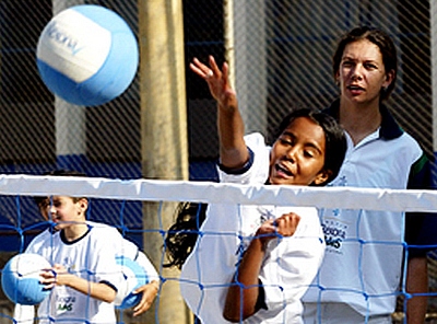 Ana Moser, ex-jogadora de vôlei da seleção, ao lado de crianças de um dos cinco centros -