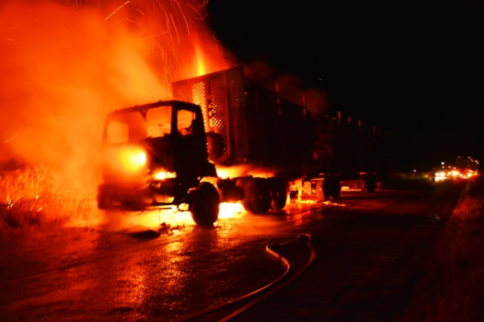 Carreta carregada com eucalipto pega fogo em rodovia  - Sérgio melucci / rádio portal news