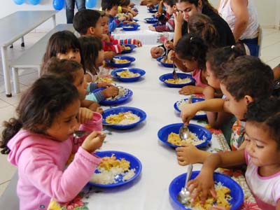 Crianças obesas estão recebendo acompanhamento de nutricionistas nas escolas -