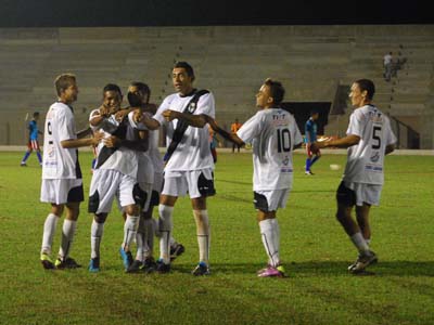 Jogadores do Misto comemoram um dos gols da vitória deste sábado - Jogadores do Misto comemoram um dos gols da vitória deste sábado -