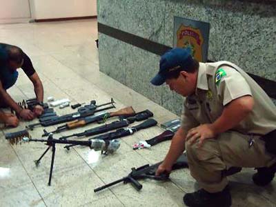 Policial mostra as armas apreendidas em Miranda na tarde de ontem -