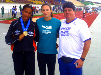 Luana (esq.) posa com a medalha ao lado de Fabiana Murer e do técnico Reynaldo Abrão -