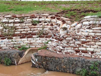 A forte chuva provocou o desmoronamento dos sacos de terra que fazem a contenção do córrego -