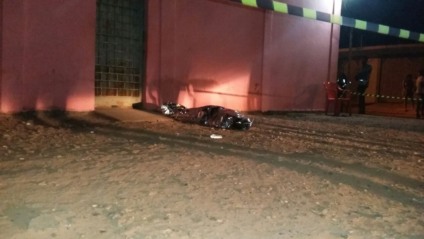 Corpo de Wesley Barbosa, no chão,em frente ao bar onde foi morto - Celso Daniel/TVC