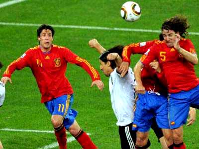 Puyol sobe para tocar de cabeça no lance do gol da Espanha -