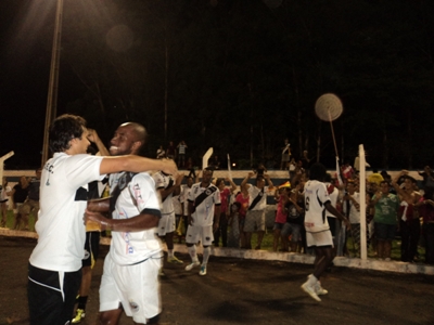 Jogadores comemoram com a torcida em Ivinhema após a vitória que classificou o ?Carcará" -