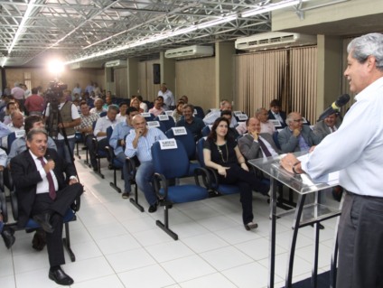 Arroyo (na plateia) sorri ao receber de Puccinelli aval para indicação ao TCE