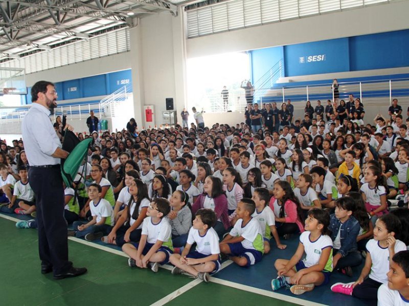 Presidente da Fiems entregou mochilas para estudantes - Divulgação/Fiems