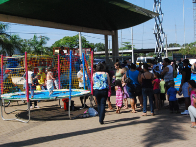 Crianças se divertem em pula-pula durante ação -
