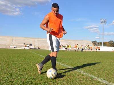Atacante treinou com tênis ontem no estádio ?Madrugadão? - Atacante treinou com tênis ontem no estádio ?Madrugadão? -