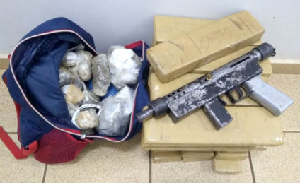 Drogas estavam em um dos quartos da casa - André Barbosa/JPNEWS