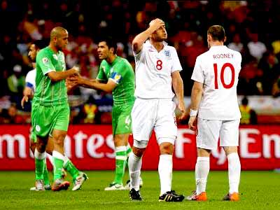 Ingleses (branco) lamentam o segundo empate na Copa -