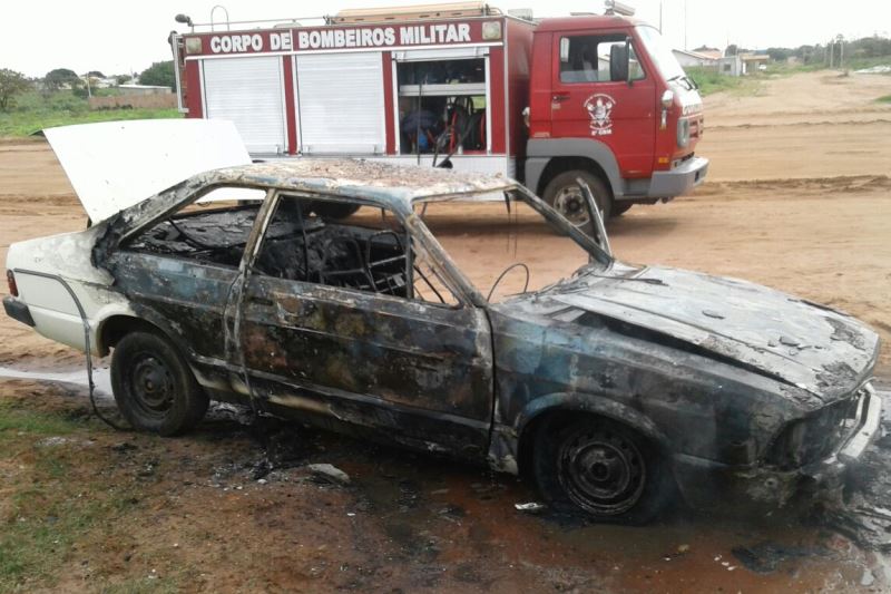 Motorista não se feriu e acionou o Corpo de Bombeiros - Divulgação/Corpo de Bombeiros