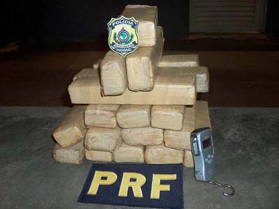 No local foi encontrado um rapaz de 21 anos e vários tabletes de maconha (12,4 kg) -