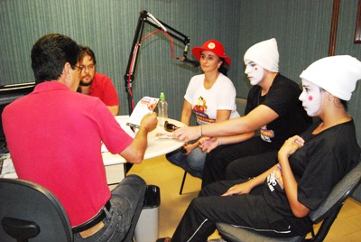 Alexandra Nunes e os integrantes do Grupo Identidade no estúdio da Cultura FM -
