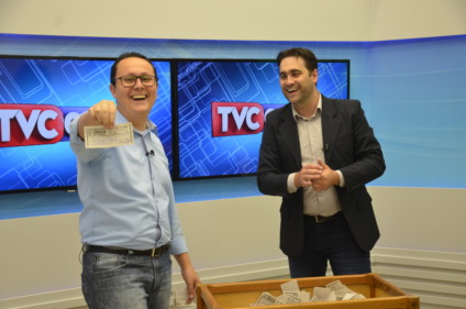 Fernando Moraes e Marcelo Marcos durante o sorteio de prêmios - Cláudio Pereira