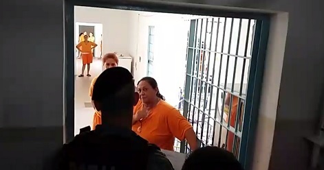 Detentas mantêm agente penitenciária como refém - Celso Daniel/TVC