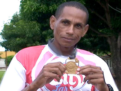 Geraldino mostra orgulhoso a medalha da primeira colocação na Corrida de Reis -