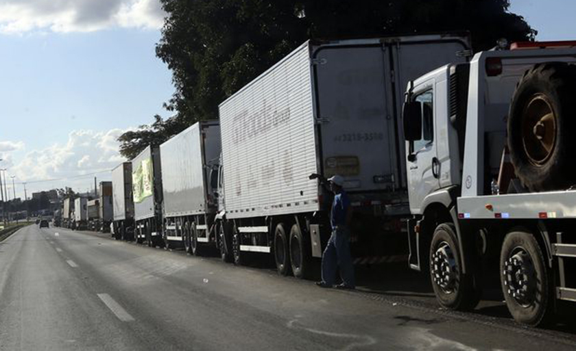 Tabela considera o preço mínimo por quilômetro, eixo e carga transportada, além dos custos - Arquivo/Agência Brasil