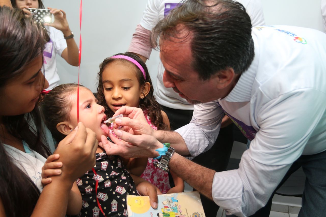 Crianças que ainda não tomaram nenhuma dose da vacina na vida serão vacinadas com a Vacina Inativada Poliomielite (VIP). As crianças que já tiverem tomado uma ou mais doses receberão a gotinha (Vacina Oral Poliomielite) - Erasmo Salomão/Ministério da Saúde Crianças que ainda não tomaram nenhuma dose da vacina na vida serão vacinadas com a Vacina Inativada Poliomielite (VIP). As crianças que já tiverem tomado uma ou mais doses receberão a gotinha (Vacina Oral Poliomielite) - Erasmo Salomão/Ministério da Saúde