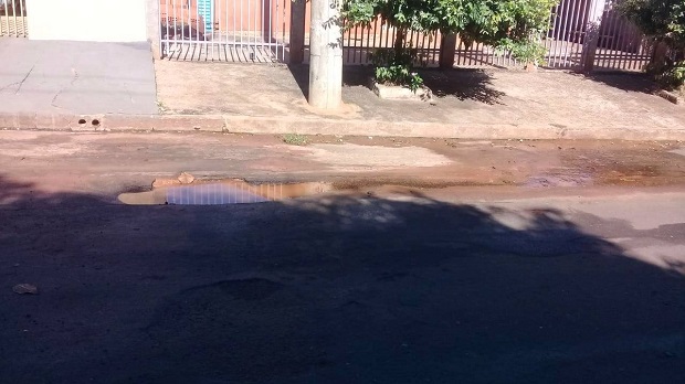 Dona de casa afirma que já fluxo de água no local só aumenta, danificando ainda mais o solo - Leonardo Guimarães / JPNEWS