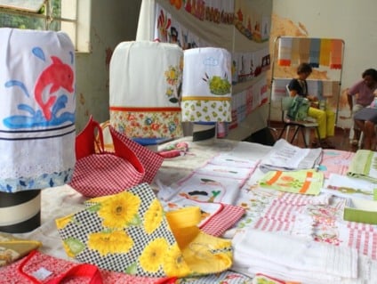 Estão expostos para apreciação e venda diversos produtos confeccionados por bordadeiras três-lagoenses - Divulgação