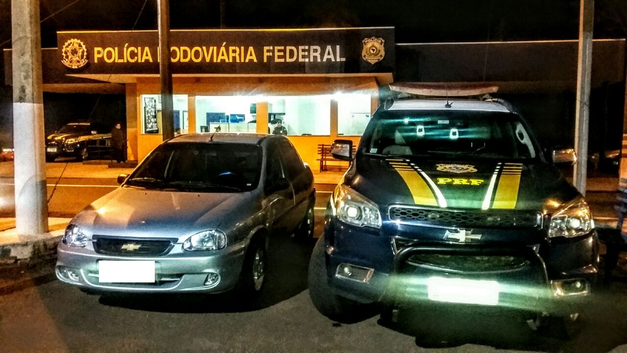 Carro que era usado pelo acusado de usar documento falsificado, na base da PRF - Divulgação/PRF