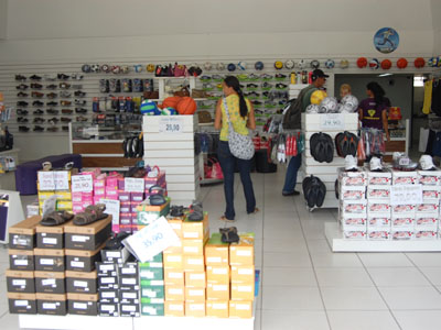 Vitrines atraem o público com promessas de descontos arrasadores -