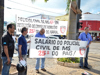 Policiais realizaram panfletagem em Três Lagoas, na terça-feira -