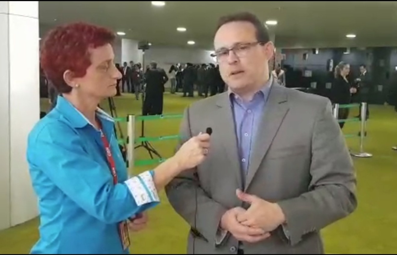 Dr. Lívio dá entrevista à jornalista Márcia Paravizzi - Reprodução