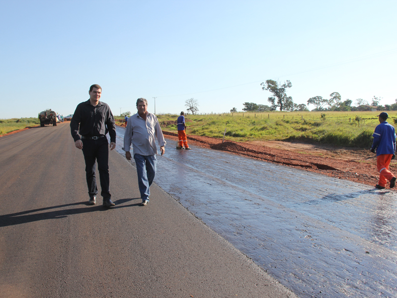 Prefeito Robinho Samara e o secretário de Obras, Rafael Alexandre Faria, visitaram a obra nesta quarta-feira, 17 - Divulgação