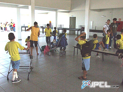 Depois da aula sobre trânsito, os alunos ainda circulavam pela escola discutindo o assunto -