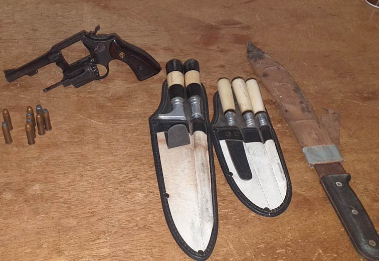 A arma, nove munições intactas e facas usadas para ameaçar as vítimas foram apreendidas - Imagem cedida