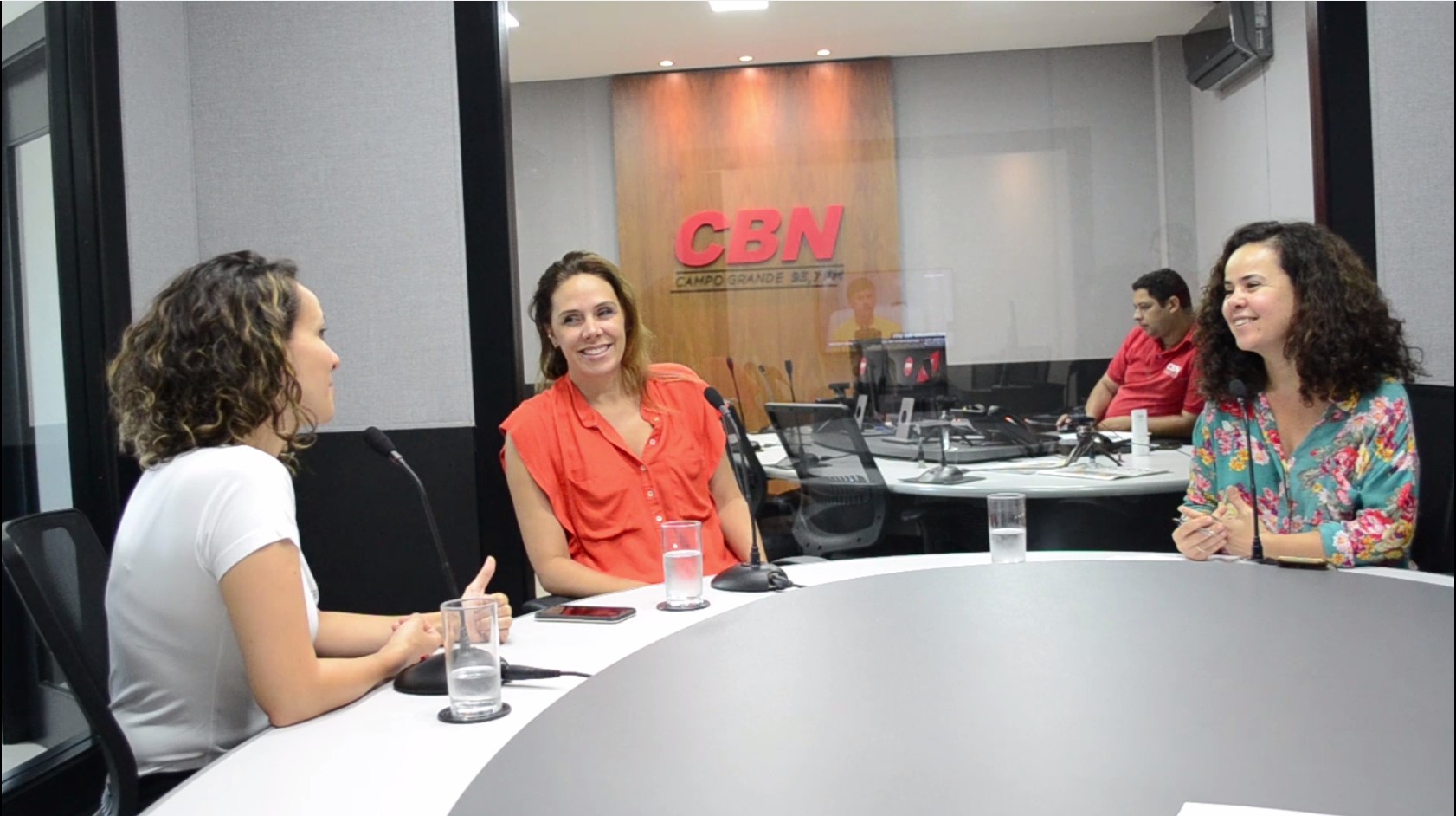 Durante a conversa, elas contam a ligação da cerâmica, dança e arquitetura no cotidiano de quem vive da arte.