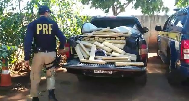 A droga estava em uma caminhonete, com placas de Minas Gerais. Segundo o jovem, o entorpecente seria levado de Maracaju para Campo Grande - Divulgação/PRF