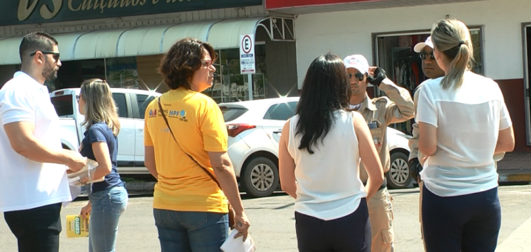 Equipe da Justiça Eleitoral foi às ruas conversar com eleitores sobre a importância  do voto consciente - Reprodução TVC