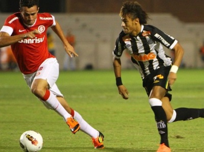 Leandro Damião acompanha avanço de Neymar no primeiro tempo do duelo no Beira-Rio -