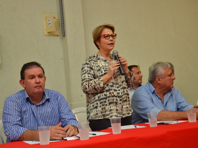 Deputada federal Tereza Cristina discursa, ao lado de Eduardo Rocha e Cícero de Souza (à esquerda) - Claudio pereira/JP