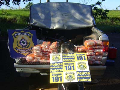 Foram encontrados vários tabletes de cocaína no interior do tanque de combustível da Ranger e nos demais veículos - Foram encontrados vários tabletes de cocaína no interior do tanque de combustível da Ranger e nos demais veículos -