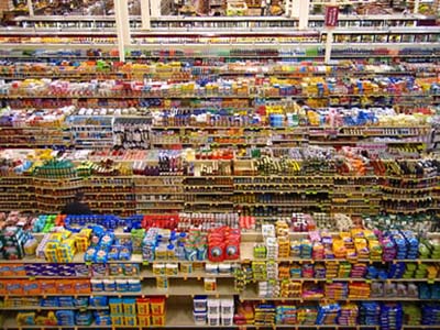 Pesquisar antes de fazer a compra do mês pode gerar uma boa economia -
