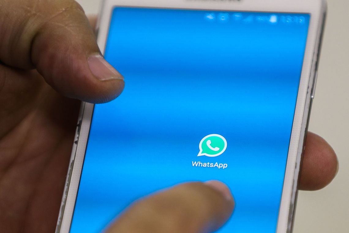 Para atualizar o programa, a pessoa deve desinstalar o WhatsApp e baixar a última versão disponível na loja de aplicativos - Marcelo Camargo/Agência Brasil