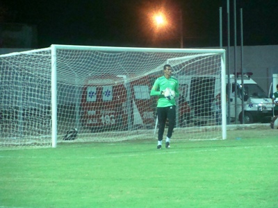 O goleiro Saulo defende um chute durante o aquecimento -