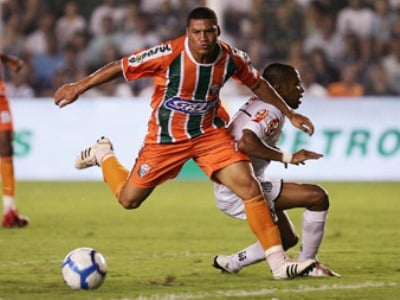 Jacó Pit Bull em disputa de bola com o jogador Robinho do Santos -