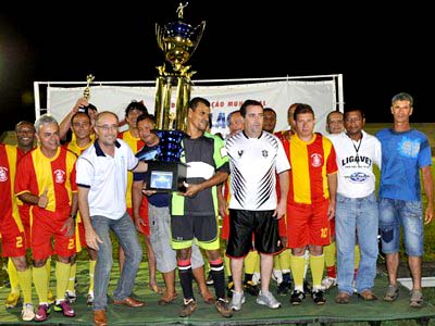 Seis equipes lutam para ficar com a taça de campeão -