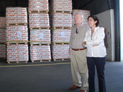 A prefeita Márcia Moura acompanhada do presidente da empresa, Milton Kogler. -