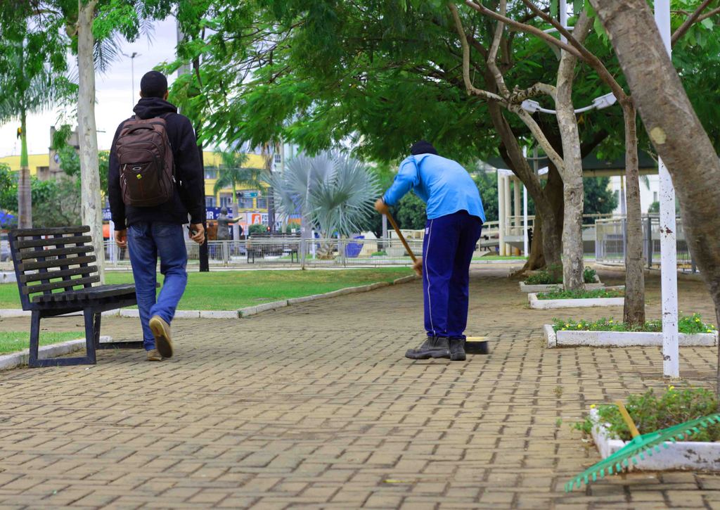 Segunda gelada em Três Lagoas começa com limpeza na tradicional e antiga Praça da Bandeira, localizada no Centro. - Hugo Leal/JPNEWS