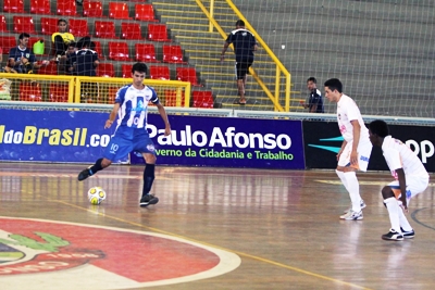 Ala Netinho (esq.) marcou dois gols na despedida do campeonato -