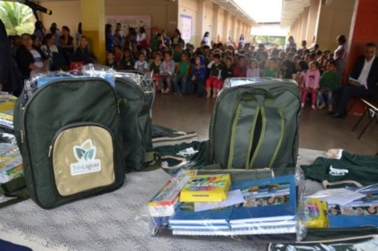 Alunos da Rede Municipal recebem uniformes e kits escolares - Divulgação/Secom 